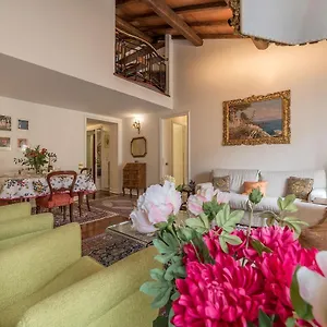  Apartment Quiet And Classic On Two Floors, By Trevi Fountain - Fromhometorome Italy